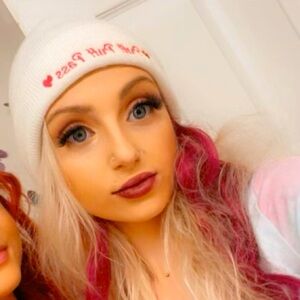 White puffpuffpass beanie